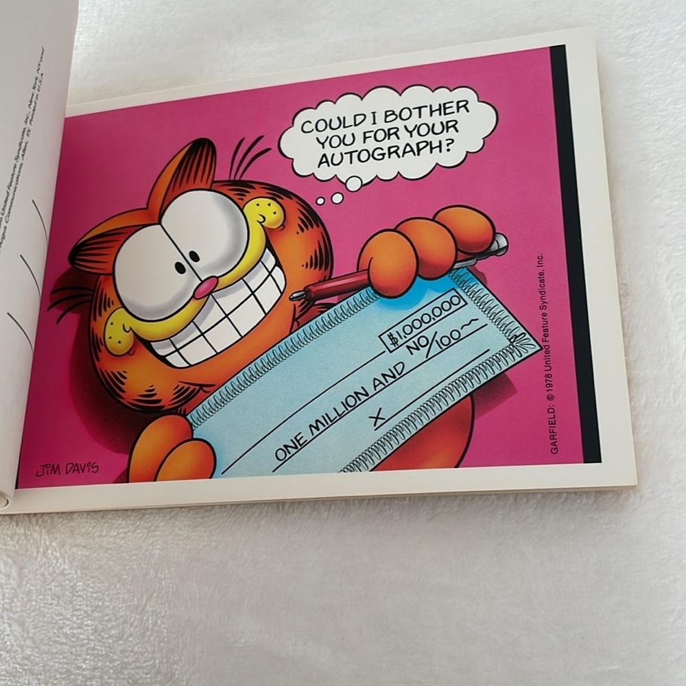Vintage 1989 Garfield “thinking of you”
Postcard book — 30 full colour cards. - Picture 14 of 17